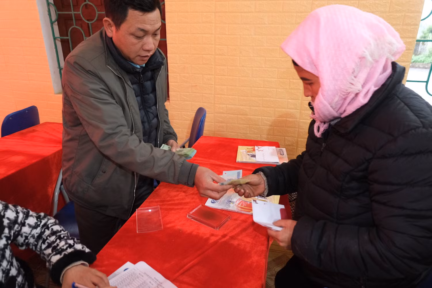 Với nhiều bà con người Mông, người Dao đã từ rất lâu rồi họ chưa nhìn thấy số tiền lớn như vậy. Ảnh: LC