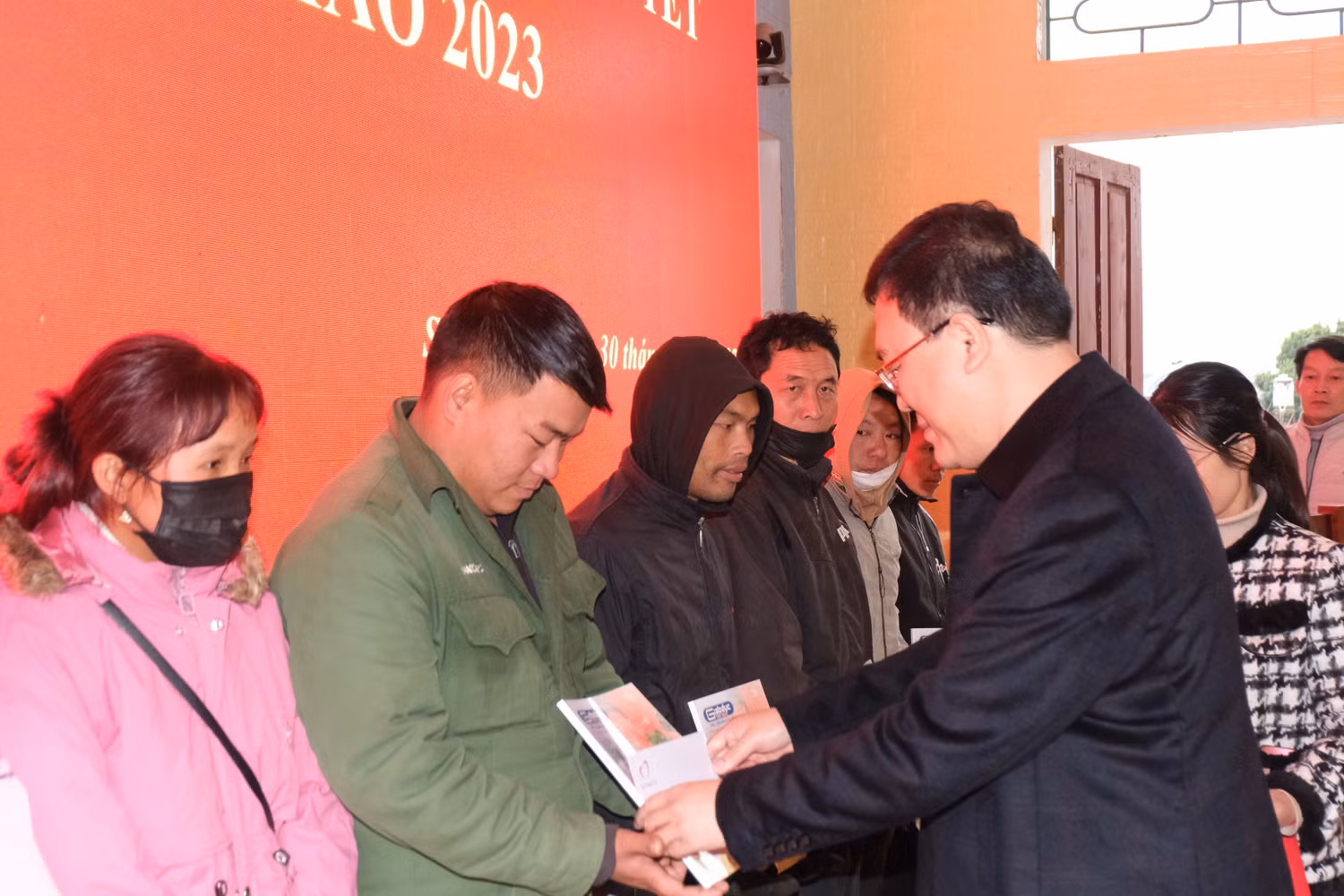 Ông Lương Tiến Công - Giám đốc Sở Văn hóa Thể thao và Du Lịch Lai Châu hi vọng bà con sẽ có thêm động lực vươn lên thoát nghèo từ những phần quà của Tạp chí điện tử Giáo dục Việt Nam và các nhà hảo tâm. Ảnh: LC