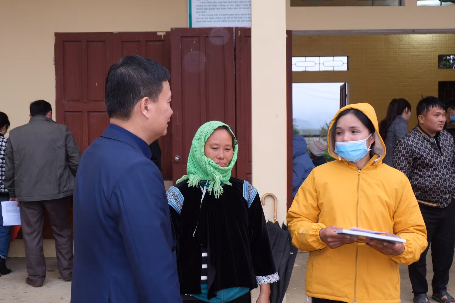 Tổng Biên tập Tạp chí điện tử Giáo dục Việt Nam ân cần thăm hỏi bà con, động viên bà con vượt khó, động viên con em mình nỗ lực học tập vươn lên. Ảnh: LC