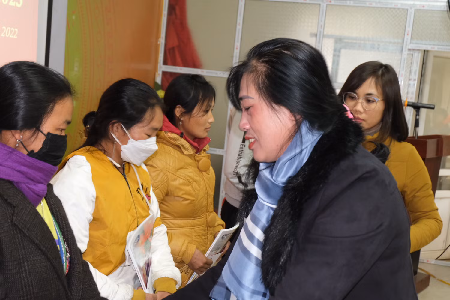 Bà Hà Thị Phú dặn dò bà con cố gắng vươn lên trong cuộc sống, thoát nghèo một cách bền vững. Ảnh: LC