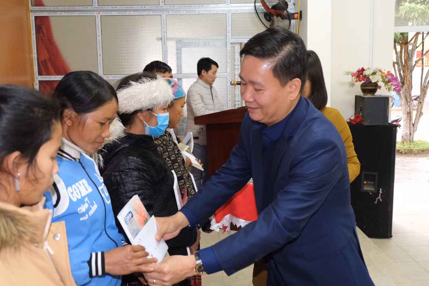 Nhà báo Nguyễn Tiến Bình - Phó Chủ tịch Hiệp hội Các trường đại học, cao đẳng Việt Nam, Tổng Biên tập Tạp chí điện tử Giáo dục Việt Nam tặng quà cho các hộ gia đình. Ảnh: LC
