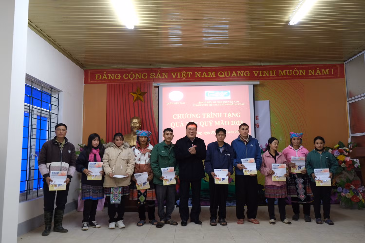 Ông Lương Chiến Công - Giám đốc Sở Văn hóa Thể thao và Du lịch Lai Châu trao quà cho bà con có hoàn cảnh khó khăn. Ảnh: LC