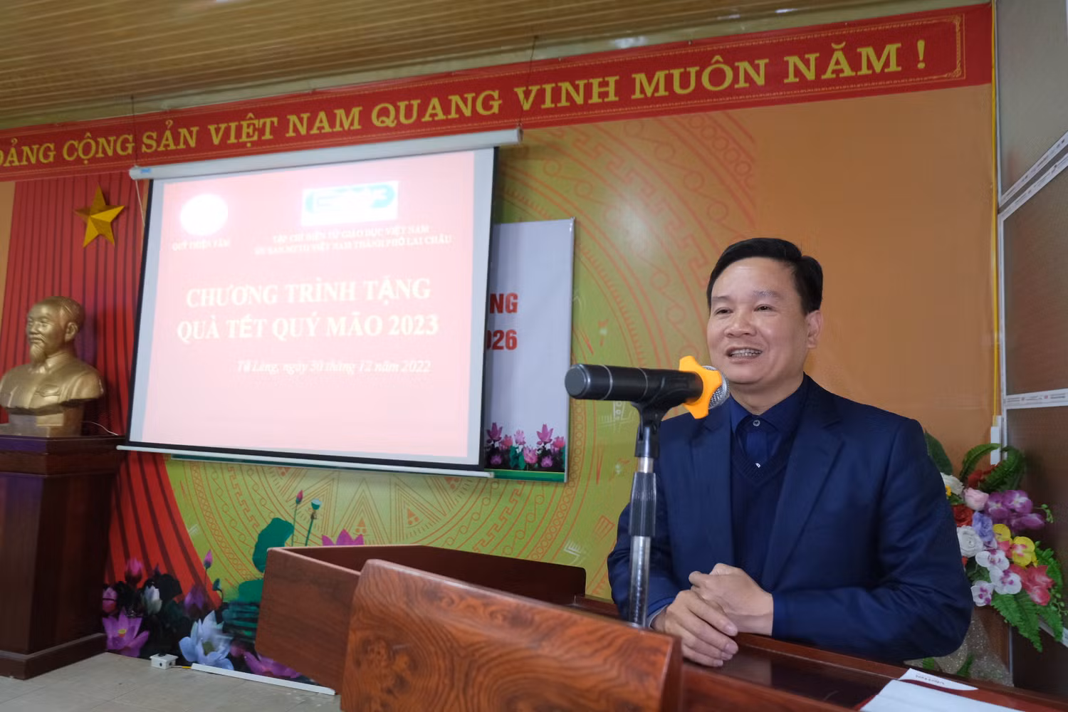 Nhà báo Nguyễn Tiến Bình - Phó Chủ tịch Hiệp hội Các trường đại học, cao đẳng Việt Nam, Tổng Biên tập Tạp chí điện tử Giáo dục Việt Nam phát biểu tại buổi trao quà ở xã Tả Lèng. Ảnh: Lại Cường