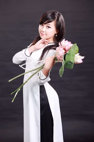 Thu Quỳnh là cô gái vui tính, hay cười, thích shopping, yêu vẻ đẹp thiên nhiên