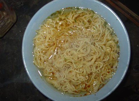 Trước tin đồn mỳ tôm có đỉa, Tiến sĩ Nguyễn Duy Thịnh - Viện Công nghệ thực phẩm (trường Đại học Bách Khoa Hà Nội) - cho rằng: Người tiêu dùng cần cảnh giác không nên vội tin vào những tin đồn thất thiệt như thế. Ảnh minh họa.