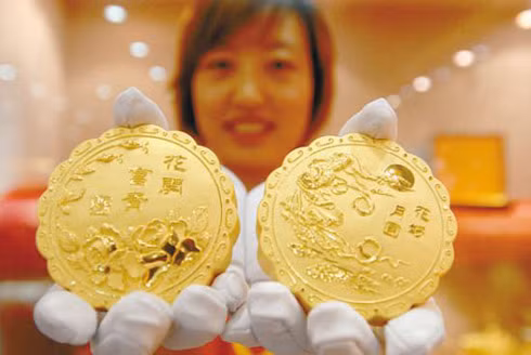 Nhiều quan chức chứng phủ Trung Quốc từng chi hàng nghìn USD để mua bánh trung thu vàng và bạc để biếu đối tác. Theo tờ Tân Hoa xã, hiện tượng này làm dấy lên những mối quan ngại về vấn đề tham nhũng ở quốc gia này. Nhiều quan chức chứng phủ Trung Quốc từng chi hàng nghìn USD để mua bánh trung thu vàng và bạc để biếu đối tác. Theo tờ Tân Hoa xã, hiện tượng này làm dấy lên những mối quan ngại về vấn đề tham nhũng ở quốc gia này.
