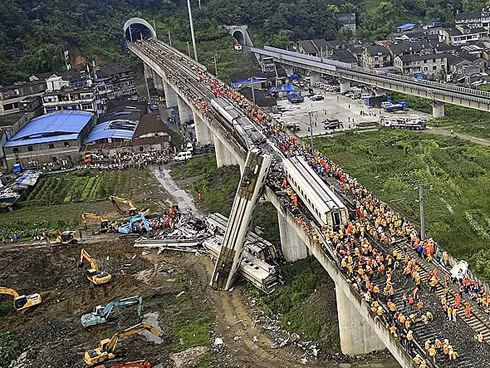 40 người đã tử vong và 200 người bị thương trong một vụ tai nạn tàu cao tốc ở Ôn Châu, Trung Quốc vào năm ngoái. Trong vòng 4 năm qua, Trung Quốc đã đổ hàng chục tỷ USD vào hệ thống đường sắt cao tốc với tham vọng vươn lên dẫn đầu thế giới về hạng mục này. Tuy nhiên tốc độ với chất lượng không phải lúc nào cũng đi liền với nhau. 40 người đã tử vong và 200 người bị thương trong một vụ tai nạn tàu cao tốc ở Ôn Châu, Trung Quốc vào năm ngoái. Trong vòng 4 năm qua, Trung Quốc đã đổ hàng chục tỷ USD vào hệ thống đường sắt cao tốc với tham vọng vươn lên dẫn đầu thế giới về hạng mục này. Tuy nhiên tốc độ với chất lượng không phải lúc nào cũng đi liền với nhau.