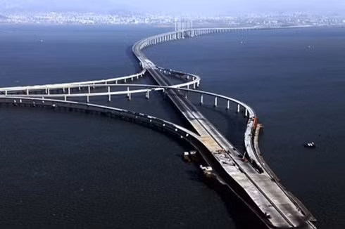 Cây cầu 8 làn xe ở Thanh Đảo được ghi nhận là cầu dài nhất thế giới, với cái giá khủng lên tới 14,8 tỷ nhân dân tệ. Tuy nhiên giới phân tích dự báo sẽ có rất ít xe cộ chọn lưu thông trên đường này. Cây cầu 8 làn xe ở Thanh Đảo được ghi nhận là cầu dài nhất thế giới, với cái giá khủng lên tới 14,8 tỷ nhân dân tệ. Tuy nhiên giới phân tích dự báo sẽ có rất ít xe cộ chọn lưu thông trên đường này.