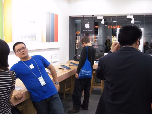 Trung Quốc nổi tiếng lâu nay với danh hiệu thiên đường hàng nhái của thế giới. Trong ảnh là một cửa hàng Apple cũng bị làm giả. Trung Quốc nổi tiếng lâu nay với danh hiệu thiên đường hàng nhái của thế giới. Trong ảnh là một cửa hàng Apple cũng bị làm giả.