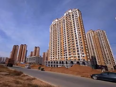 Trong thời kỳ tăng trưởng phi mã, tốc độ đầu tư vào cơ sở hạ tầng tại Trung Quốc lớn đến nỗi đã tạo ra vô số thành phố "ma", hay trung tâm thương mại "ma", xây nên nhưng không ai sử dụng. Trong thời kỳ tăng trưởng phi mã, tốc độ đầu tư vào cơ sở hạ tầng tại Trung Quốc lớn đến nỗi đã tạo ra vô số thành phố "ma", hay trung tâm thương mại "ma", xây nên nhưng không ai sử dụng.