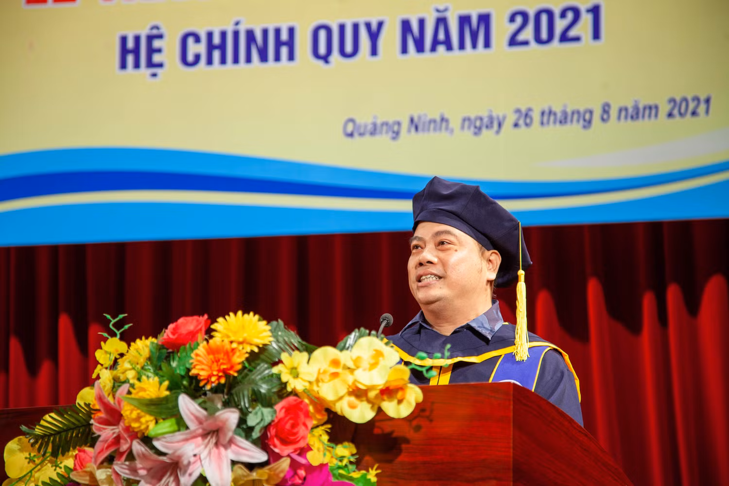 Tiến sĩ Vũ Văn Viện - Trưởng Khoa Du Lịch, Trường Đại học Hạ Long tại Lễ trao bằng Tốt nghiệp năm 2021 (Ảnh: Phạm Linh)