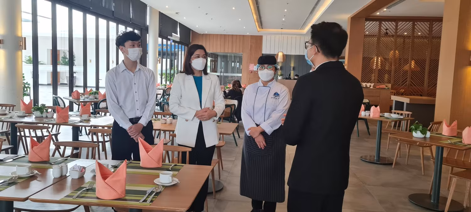 Sinh viên ngành Du lịch Trường Đại học Hạ Long được tiếp cận thực tế, bổ sung kiến thức và kỹ năng thực hành nghề nghiệp (Ảnh: Phạm Linh)