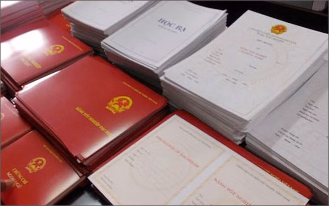 Số lượng bằng tốt nghiệp trung học phổ thông lưu giữ tại văn phòng nhà trường ngày càng nhiều mà không ai đến nhận. (Ảnh minh hoạ: VOV) Số lượng bằng tốt nghiệp trung học phổ thông lưu giữ tại văn phòng nhà trường ngày càng nhiều mà không ai đến nhận. (Ảnh minh hoạ: VOV)
