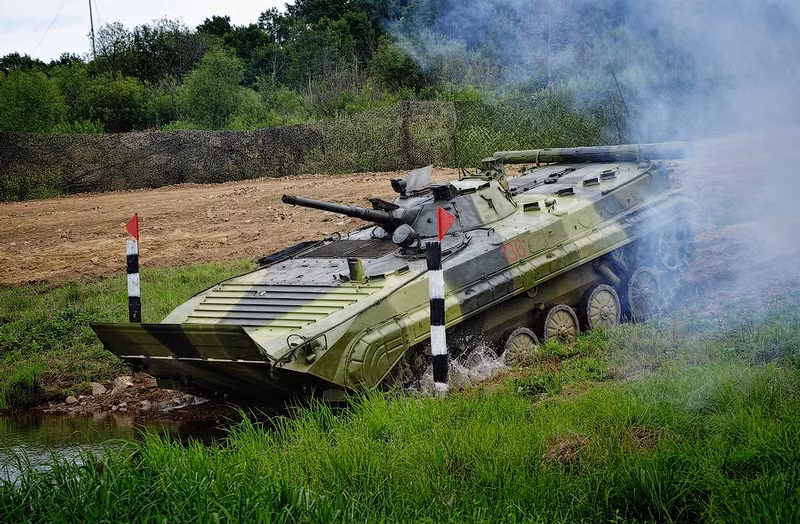 Xe tăng, xe bọc thép Nga diễn tập vượt sông.