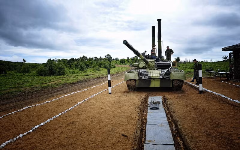 Xe tăng, xe bọc thép Nga diễn tập vượt sông.