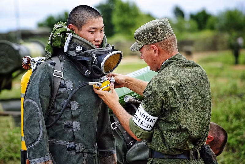 Xe tăng, xe bọc thép Nga diễn tập vượt sông.