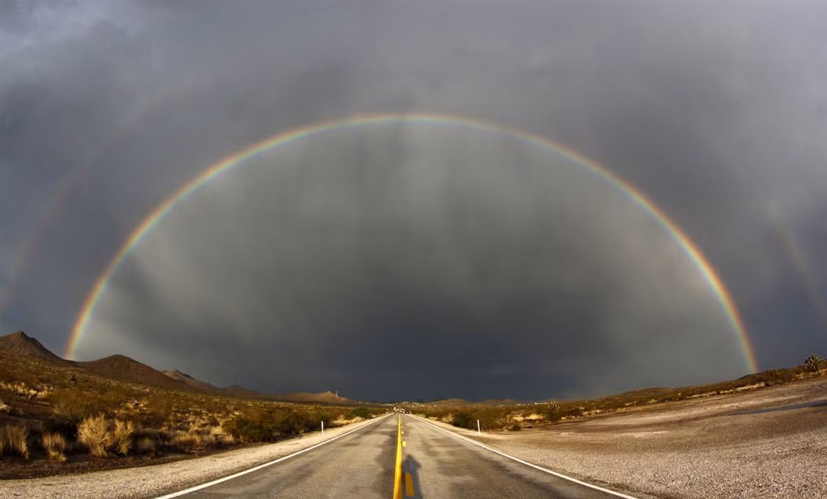 Cầu vồng đôi xuất hiện sau trận mưa lớn tại Nevada, Mỹ ngày 13/7.