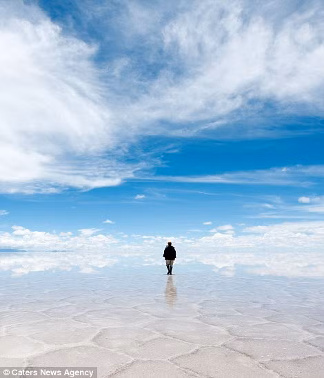 Khách du lịch đi trên mặt hồ muối Salar de Uyuni.