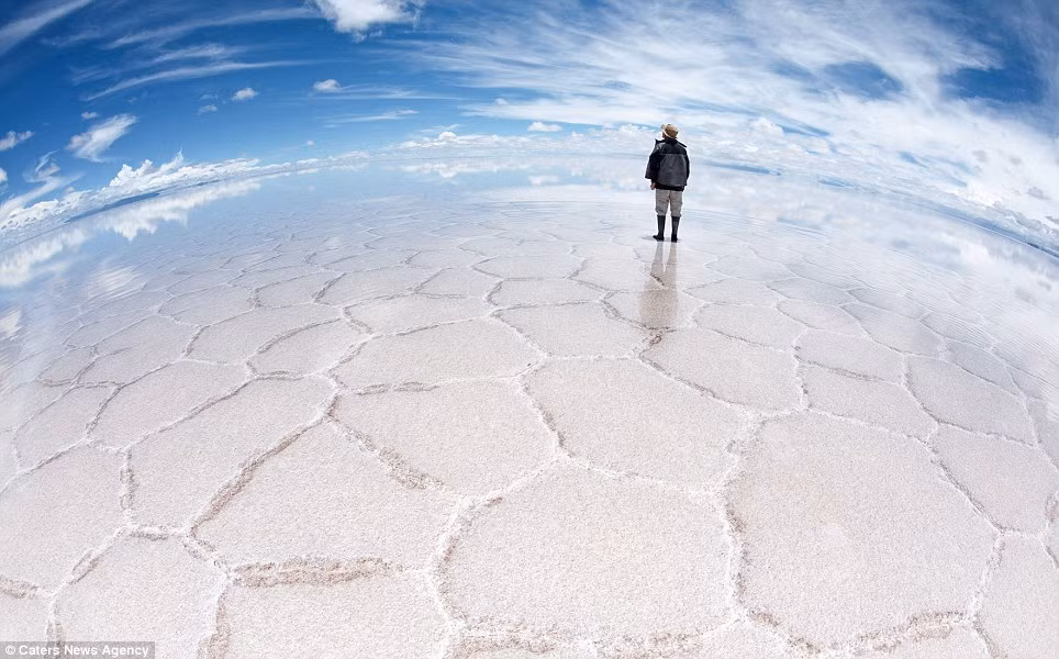 Khách du lịch đi trên mặt hồ muối Salar de Uyuni.