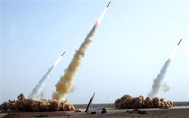 Iran phóng thử nghiệm tên lửa hành trình Shabab-3 có thể chạm tới các mục tiêu Israel. Ảnh Reuters Iran phóng thử nghiệm tên lửa hành trình Shabab-3 có thể chạm tới các mục tiêu Israel. Ảnh Reuters