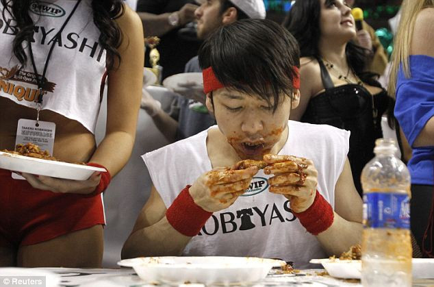 Người giành chiến thắng trong Wing Bowl năm ngoái là Jonathan 'Super' Squibb với thành tích ăn hết 225 chiếc cánh gà trong vòng 30 phút diễn ra cuộc thi.