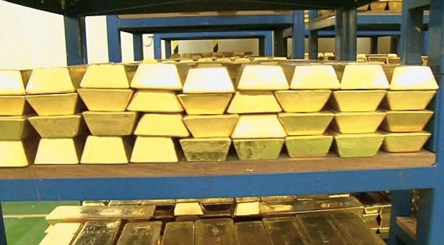 Trong kho này lưu trữ khoảng 310 tấn vàng là của các tổ chức và quốc gia khác ký gửi. Trên mỗi thỏi vàng đều được in một mã số và năm sản xuất. Thỏi vàng lâu đời nhất tại đây đề năm 1916. Trong kho này lưu trữ khoảng 310 tấn vàng là của các tổ chức và quốc gia khác ký gửi. Trên mỗi thỏi vàng đều được in một mã số và năm sản xuất. Thỏi vàng lâu đời nhất tại đây đề năm 1916.