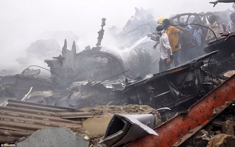 Tổng thống Nigeria Goodluck Jonathan tuyên bố ba ngày quốc tang cho các nạn nhân thiệt mạng trong vụ tai nạn trên và cho biết ông đã ra lệnh tiến hành một cuộc điều tra"đầy đủ nhất có thể" nhằm làm rõ nguyên nhân dẫn tới sự cố trên.