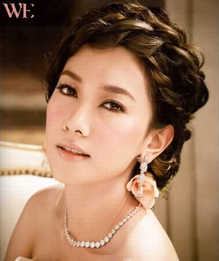 Gia đình Shinawatra là một gia đình quyền thế. Mẹ của bà - Yindee Shinawatra - là con gái của công chúa Jantip, ông nội và là người một người Thái gốc Hoa đổi thành họ Shinawatra hiện nay vào năm 1938 vì các lý do chính trị. Gia đình Shinawatra là một gia đình quyền thế. Mẹ của bà - Yindee Shinawatra - là con gái của công chúa Jantip, ông nội và là người một người Thái gốc Hoa đổi thành họ Shinawatra hiện nay vào năm 1938 vì các lý do chính trị.