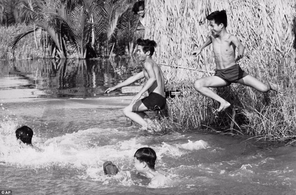 Ảnh lính Việt Nam tắm tại khu rừng gần Sài Gòn vào ngày 06 tháng 4 năm 1969 Ảnh lính Việt Nam tắm tại khu rừng gần Sài Gòn vào ngày 06 tháng 4 năm 1969