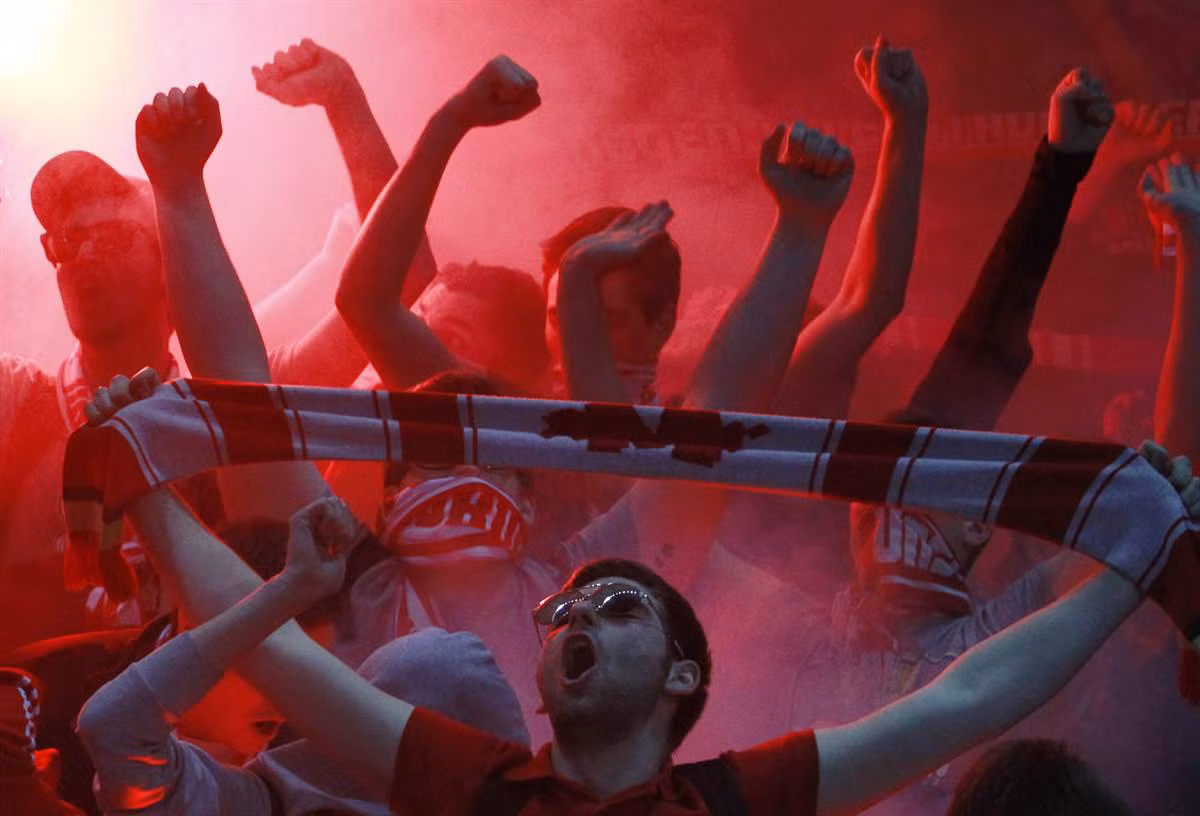 Fan hâm mộ của đội bóng Bayern Munich ăn mừng sau khi đội của họ đánh bại Hertha Berlin ở Berlin (Đức) ngày 17/3.
