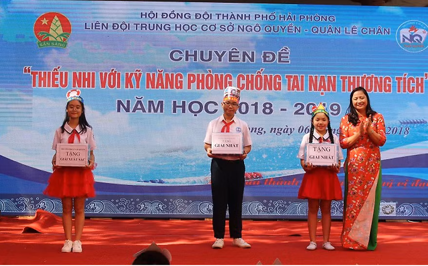 Lãnh đạo Trường Trung học cơ sở Ngô Quyền trao giải các đội thi (Ảnh: CTV) Lãnh đạo Trường Trung học cơ sở Ngô Quyền trao giải các đội thi (Ảnh: CTV)