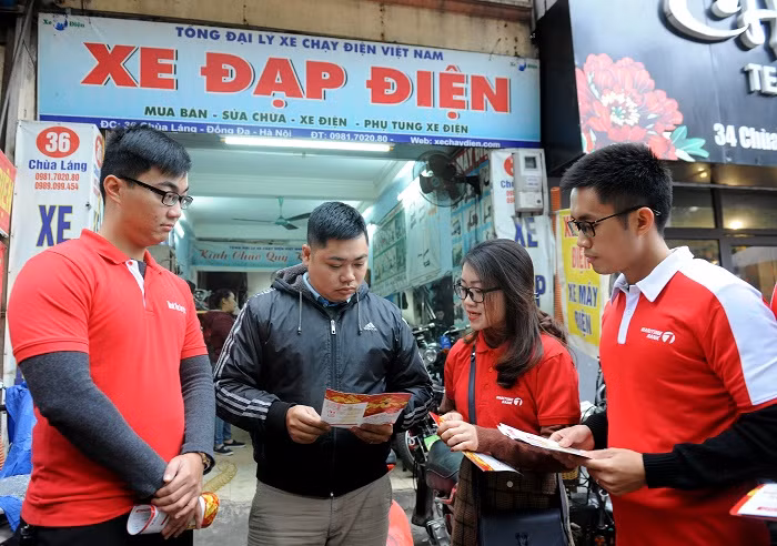 Khách hàng hào hứng với chương trình khuyến mãi Tết 2018 của Maritime Bank.