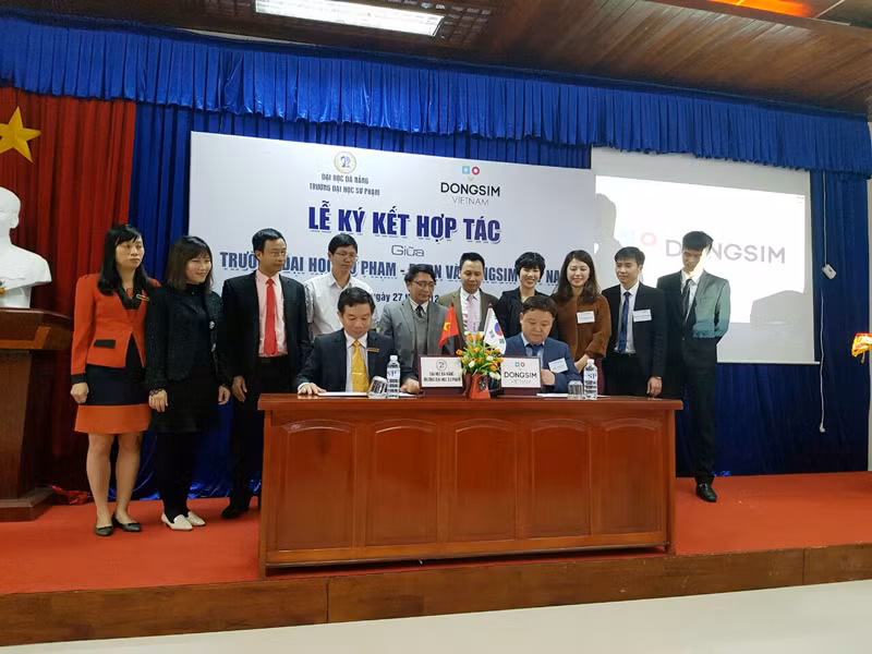 Ông Lee Sung Gun-Tổng Giám đốc Dongsim Việt Nam và Phó giáo sư, Tiến sĩ Trần Xuân Bách-Phó hiệu trưởng trường Đại học Sư phạm Đà Nẵng ký kết thỏa thuận hợp tác. Ông Lee Sung Gun-Tổng Giám đốc Dongsim Việt Nam và Phó giáo sư, Tiến sĩ Trần Xuân Bách-Phó hiệu trưởng trường Đại học Sư phạm Đà Nẵng ký kết thỏa thuận hợp tác.