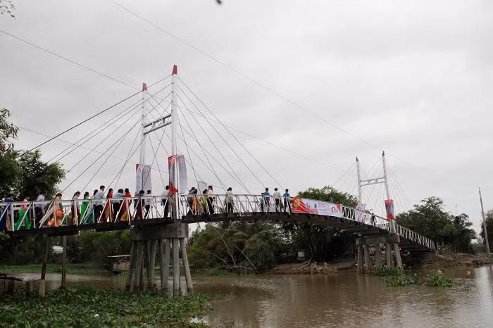 Người dân hân hoan trong ngày khánh thành cầu Dr Thanh – Cả Gừa. Cây cầu này đang đem Tết đến sớm với bà con dân nghèo vùng biên giới và mở ra một năm mới đầy hy vọng. Người dân hân hoan trong ngày khánh thành cầu Dr Thanh – Cả Gừa. Cây cầu này đang đem Tết đến sớm với bà con dân nghèo vùng biên giới và mở ra một năm mới đầy hy vọng.