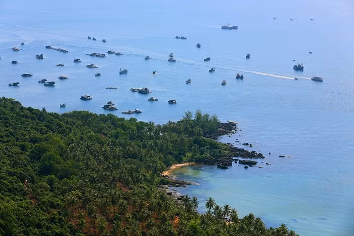 Hòn Thơm nhìn từ trên cao. Hòn Thơm nhìn từ trên cao.