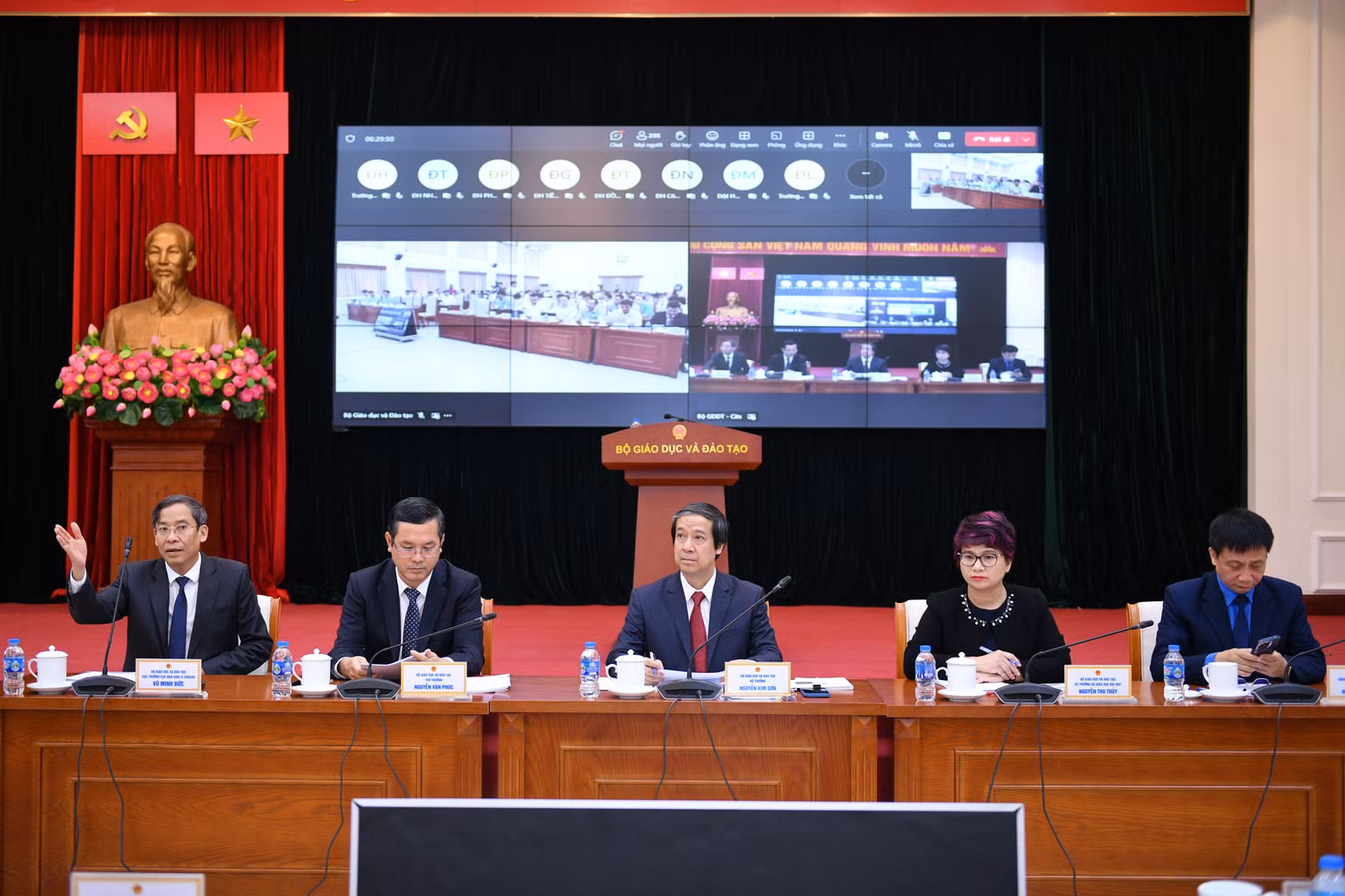 Buổi gặp gỡ các giáo viên trong chương trình "Bộ trưởng Bộ Giáo dục và Đào tạo gặp gỡ nhà giáo, cán bộ quản lý, nhân viên ngành giáo dục" ngày 15/8. Hình ảnh tại điểm cầu Bộ Giáo dục và Đào tạo