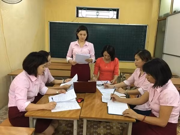 Tổ trưởng sinh hoạt chuyên môn (Hình ảnh chỉ mang tính chất minh họa: thducgiang.longbien.edu.vn). Tổ trưởng sinh hoạt chuyên môn (Hình ảnh chỉ mang tính chất minh họa: thducgiang.longbien.edu.vn).