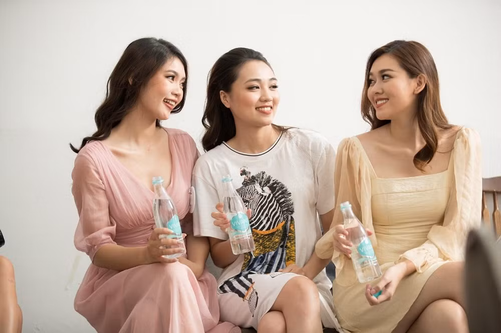 Nước khoáng thiên nhiên Vivant luôn được các thí sinh mang theo bên mình.