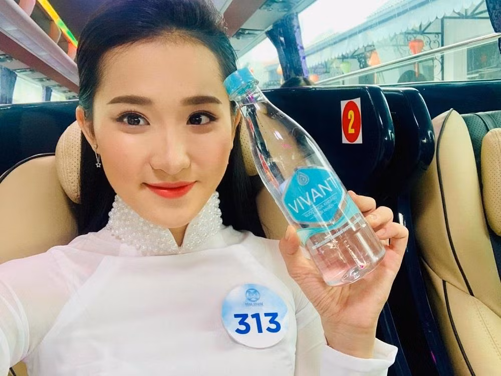 Thí sinh Phan Cẩm Nhi - Số báo danh 313 luôn mang theo Vivant trong suốt cuộc thi.