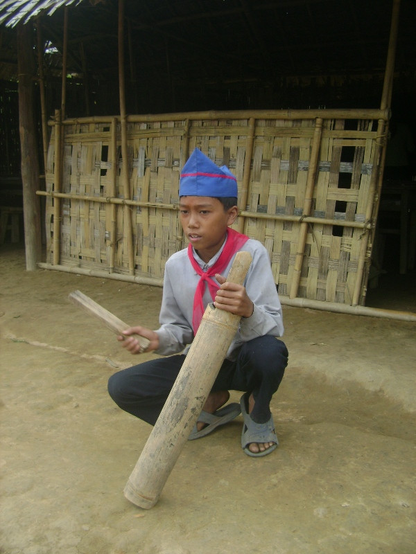 Chiếc mõ đi trâu được đưa ra làm trống tại điểm trường này