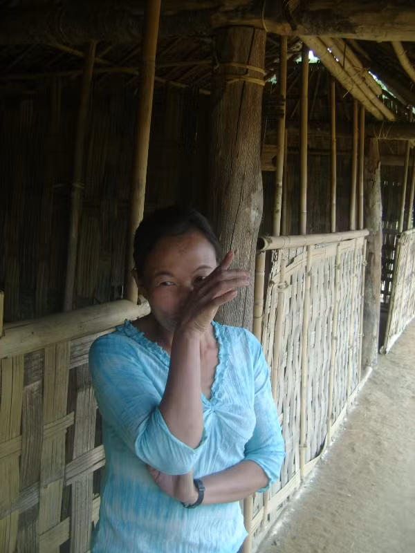Cô giáo Nguyễn Thị Trâm - người đã dạy học ở đây 7 năm đã nhỏ những giọt nước mắt khi nhìn những khốn khó của học sinh nơi đây