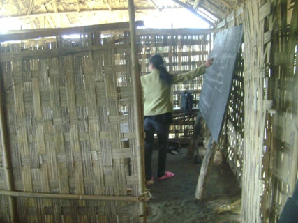 Vì mỗi thầy cô giáo tại đây phải dạy một lúc hai lớp nên giữa các lớp có cửa ngăn như thế này Vì mỗi thầy cô giáo tại đây phải dạy một lúc hai lớp nên giữa các lớp có cửa ngăn như thế này