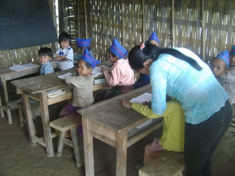 Mỗi giáo viên ở đây phải dạy hai lớp