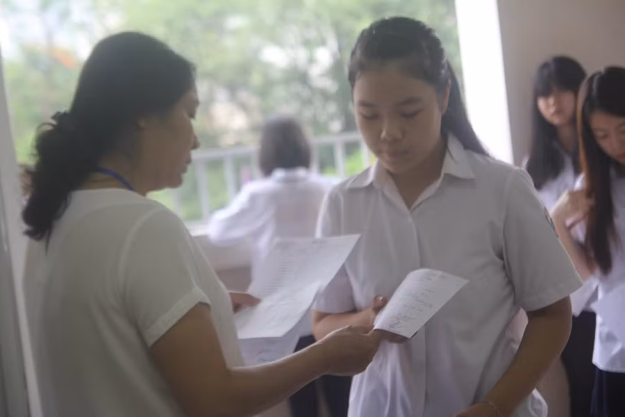 Giám thị ghi số báo danh và gọi thí sinh vào phòng thi theo quy chế (Ảnh: Thùy Linh)