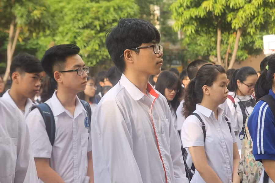 Gương mặt lo lắng trước giờ thi của thí sinh Thủ đô (Ảnh: Thùy Linh)
