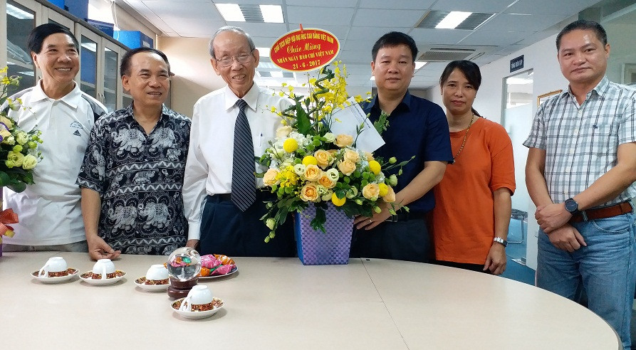 Chủ tịch Hiệp hội các trường đại học, cao đẳng Việt Nam cùng cán bộ Hiệp hội tới thăm và chúc mừng Báo điện tử Giáo dục Việt Nam nhân ngày Báo chí Cách mạng Việt Nam. ảnh: Ngọc Quang.