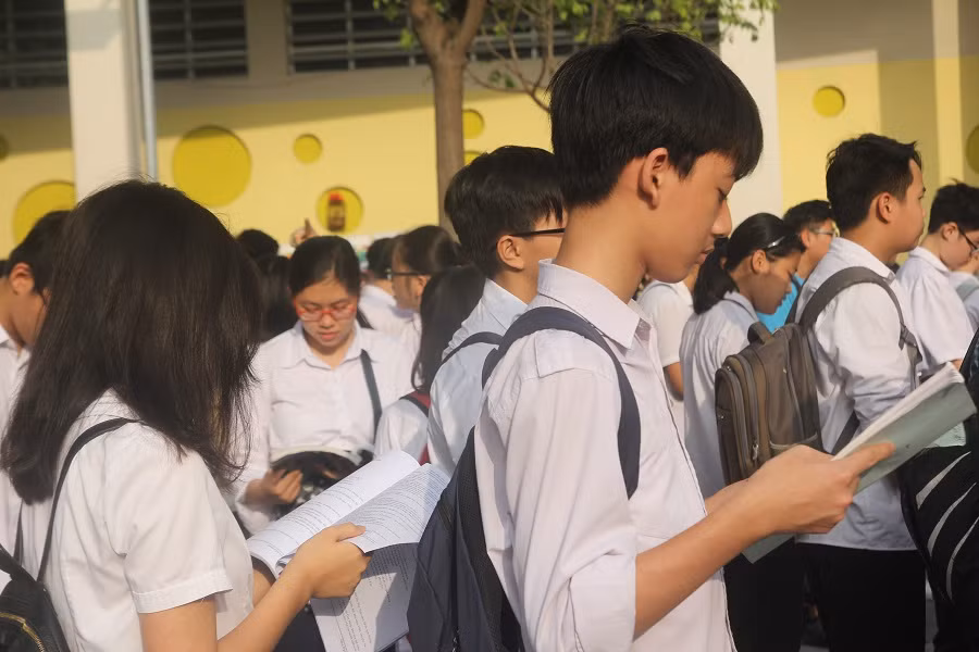 Thí sinh dự thi vào lớp 10 trường Trung học phổ thông Cầu Giấy tại Hội đồng thi Trường Trung học cơ sở Nghĩa Tân (Ảnh: Thùy Linh)