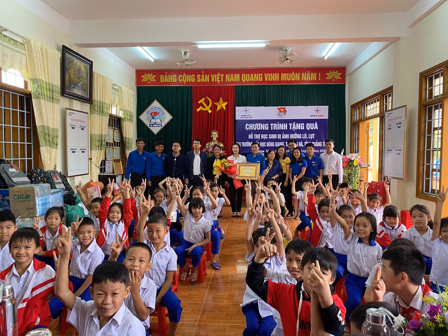 Hạnh phúc của các em học sinh vùng lũ khi nhận được sự sẻ chia. Ảnh: Trường Đông Giang Hạnh phúc của các em học sinh vùng lũ khi nhận được sự sẻ chia. Ảnh: Trường Đông Giang