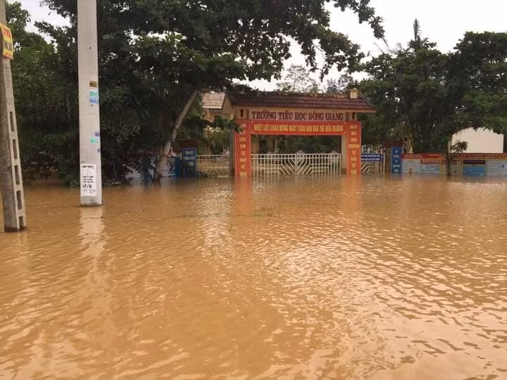 Trường Tiểu học Đông Giang ngập chìm trong nước lũ. Ảnh: Trường Đông Giang Trường Tiểu học Đông Giang ngập chìm trong nước lũ. Ảnh: Trường Đông Giang