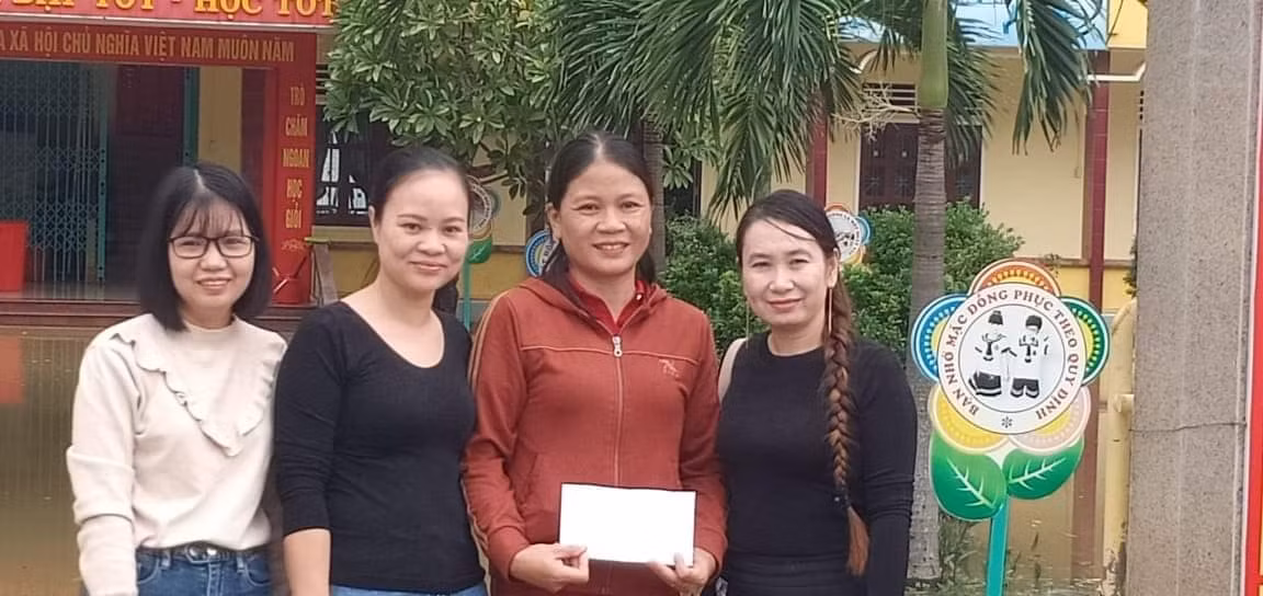 Cô giáo Nguyễn Thị Thanh Tình (người áo nâu) đã kết nối yêu thương của các nhà hảo tâm gửi đến Đông Giang. Ảnh: Trường Đông Giang Cô giáo Nguyễn Thị Thanh Tình (người áo nâu) đã kết nối yêu thương của các nhà hảo tâm gửi đến Đông Giang. Ảnh: Trường Đông Giang